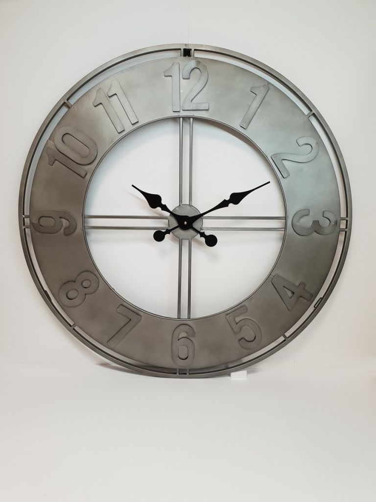 HORLOGE METAL 76 CM GRISE AVEC RELIEF - Photo N°1