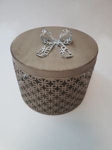 BOITE DE RANGEMENT RONDE EN METAL COULEUR TAUPE 23 X23 X18 X CM