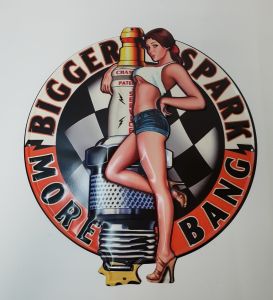 DECO PLAQUE VINTAGE MECANIQUE ET PIN UP DIMENSIONS 35 X 40 CM