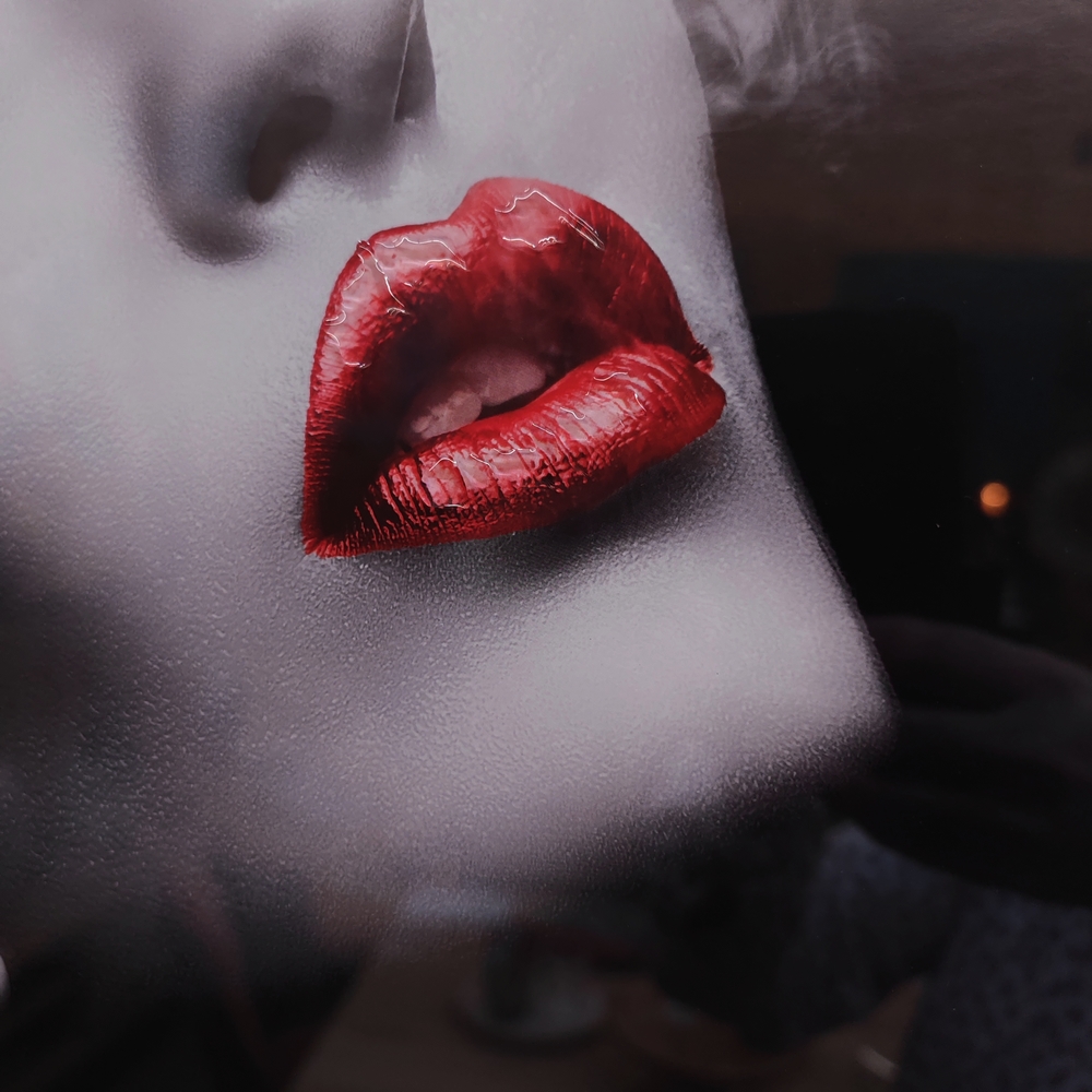 IMPRESSION FEMME FUMEUSE NOIR ET BLANC LIQUID GEL ET STRASS 76 X 116 CM - Photo N°4