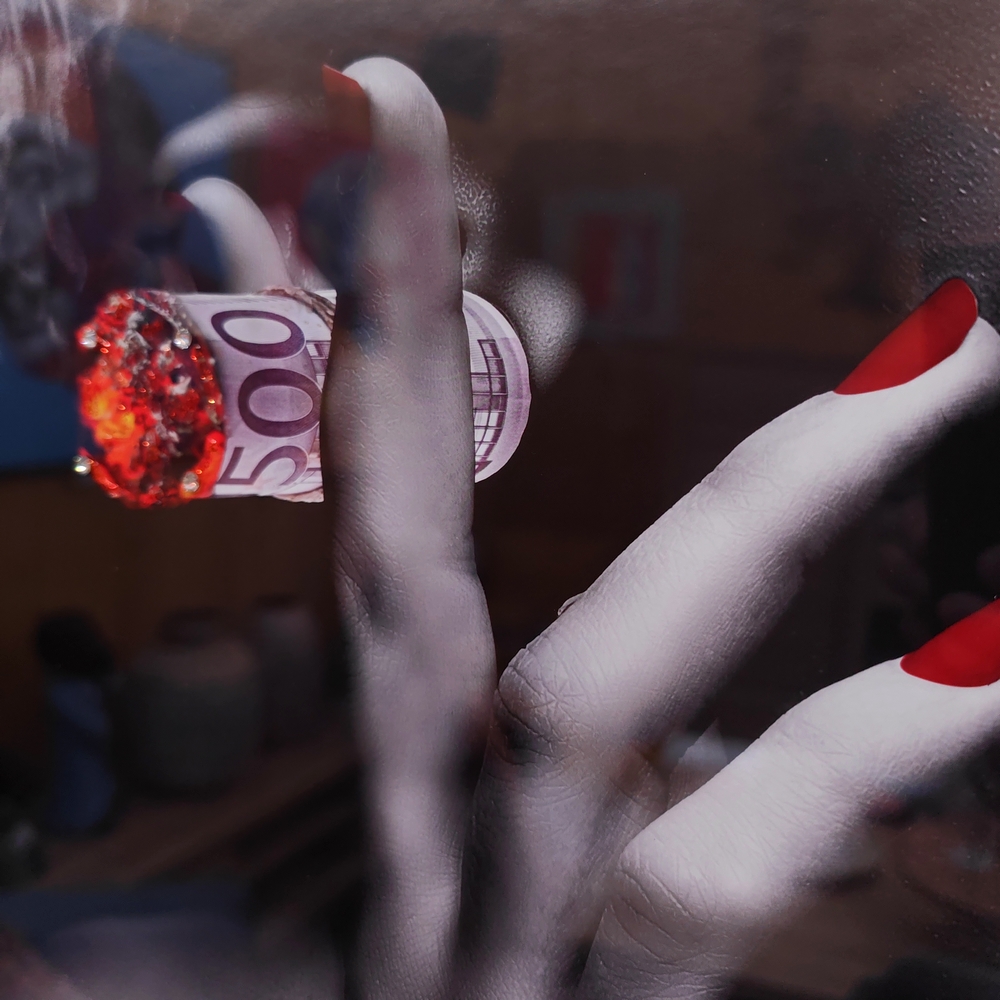 IMPRESSION FEMME FUMEUSE NOIR ET BLANC LIQUID GEL ET STRASS 76 X 116 CM - Photo N°3