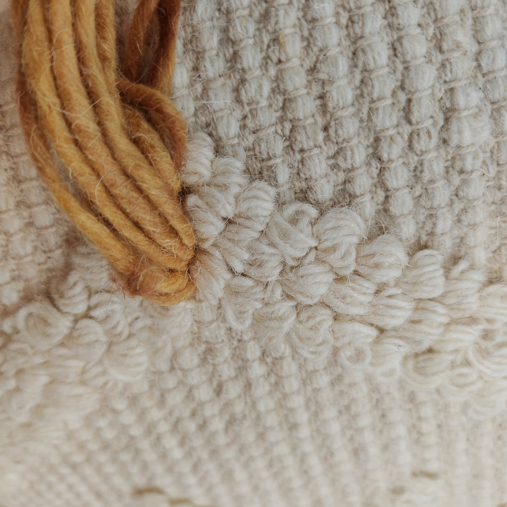 COUSSIN EN JUTE ET LAINE NATURELLE BRODEE MOTIFS ETHNIQUES 50 X 50 CM - Photo N°3